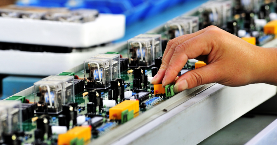 पीसीबीए कारखानों का परियोजना प्रबंधन उत्पादन लक्ष्यों की प्राप्ति कैसे सुनिश्चित करता है?