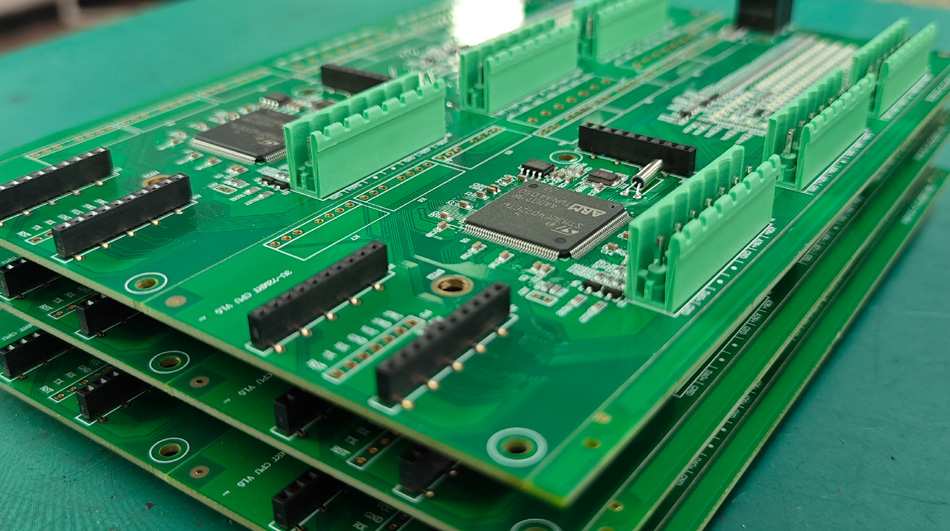 पीसीबीए कारखानों का कार्बन उत्सर्जन प्रबंधन उत्पादन लागत को कैसे प्रभावित करता है?