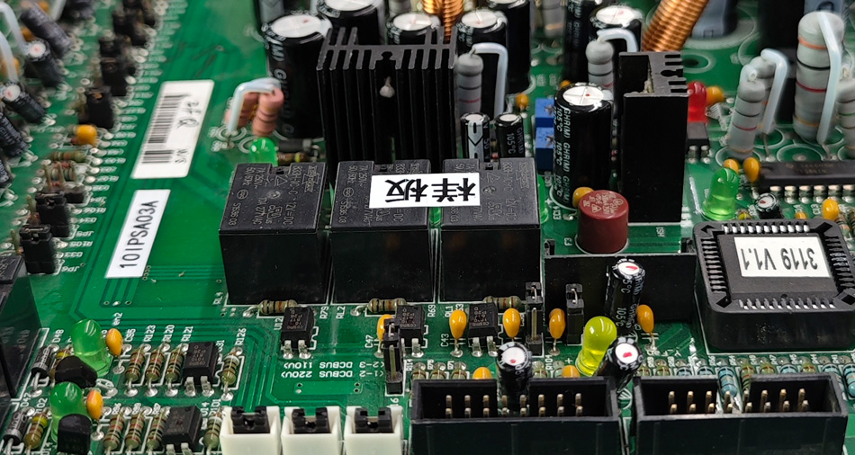 पीसीबीए कारखानों का लागत प्रबंधन परियोजना बजट को कैसे प्रभावित करता है?