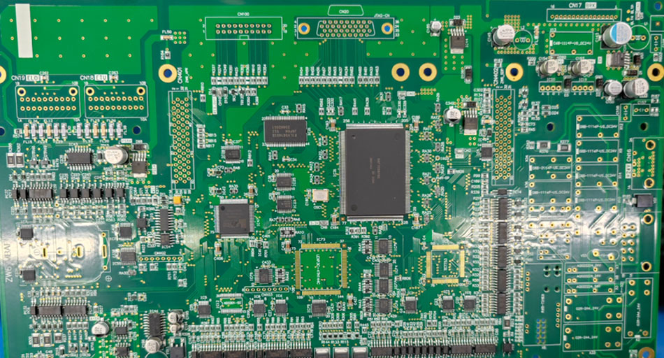पीसीबीए कारखाने हरित विनिर्माण रणनीतियों के माध्यम से पर्यावरणीय चुनौतियों का समाधान कैसे कर सकते हैं?